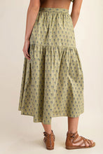 Load image into Gallery viewer, Printed tired midi skirt
