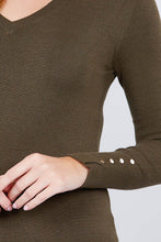 Load image into Gallery viewer, V-neck Sweater W/rivet Button
