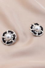 Load image into Gallery viewer, Pearl Curb Link Round Metal Earring
