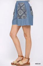 Load image into Gallery viewer, Denim And Print Pockets Elastic Waist Shorts With Raw Hem
